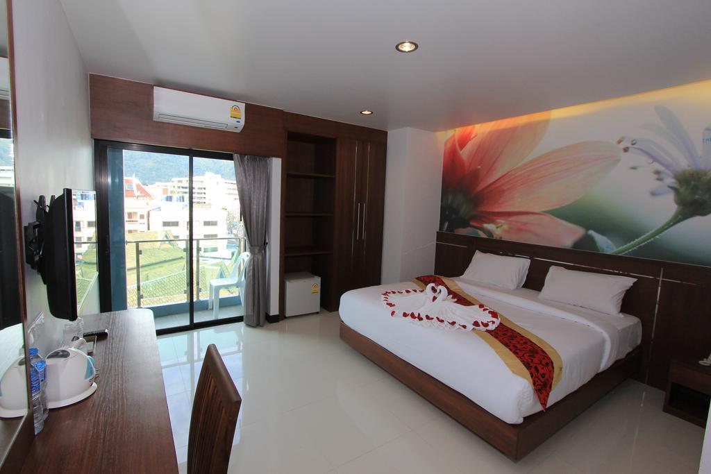 The Crystal Beach Hotel Patong Экстерьер фото